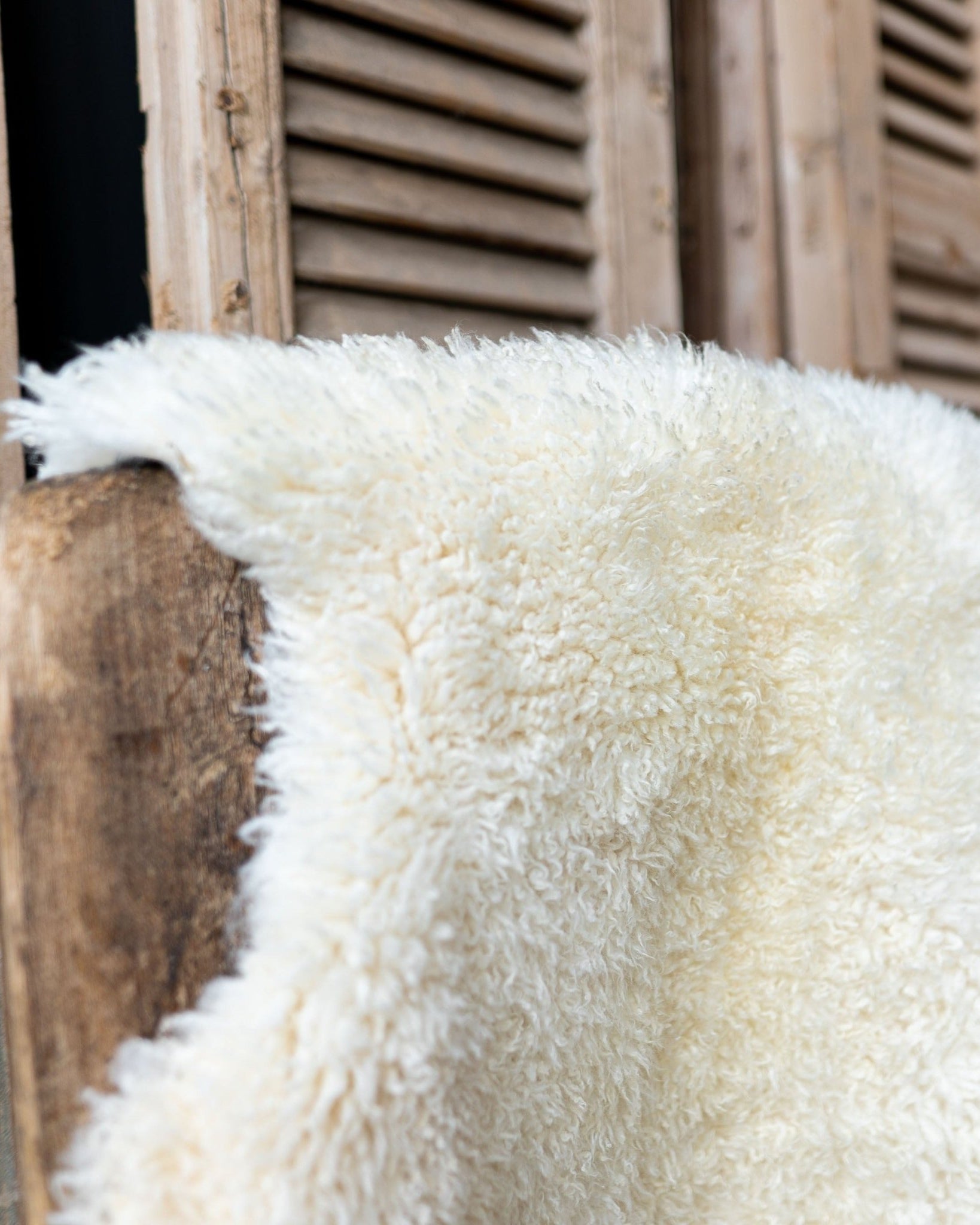 Icelandic Sheepskin Throw Rug - Uncombed Beige - Rugs - Hello Norden